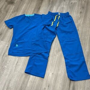 Scrub set top carhartt bottom wink both xs